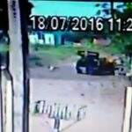 VÍDEO: câmera flagra motorista de veículo abandonando cãozinho no Monte Alegre