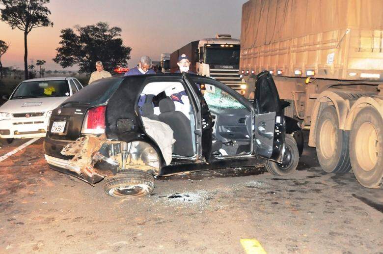 Motorista morre após caminhão invadir pista contrária e provocar capotamento