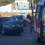 Motorista fura sinal vermelho e provoca acidente deixando mulher ferida