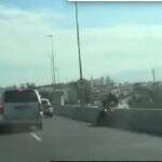 VÍDEO: motociclista cai de cima de viaduto após manobra brusca de carro