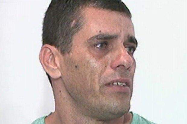 ‘Foi uma coisa instintiva’, diz homem que posou ao lado de jovem estuprada no Rio