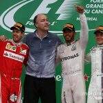 Hamilton vence no Canadá em erro estratégico da Ferrari