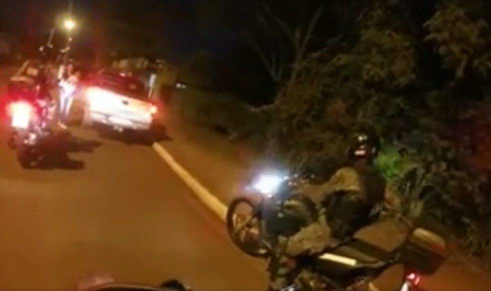 VÍDEO: Após abordar, PM escolta carro com criança desmaiada até hospital