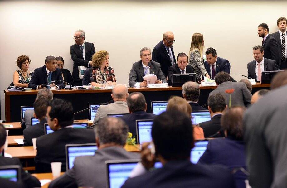 Comissão do impeachment continua a ouvir testemunhas de defesa de Dilma