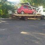 Poste ‘salva’ motorista embriagado de cair em córrego com o veículo