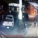 Câmera de segurança registra momento em que carro de Rafaat é atacado