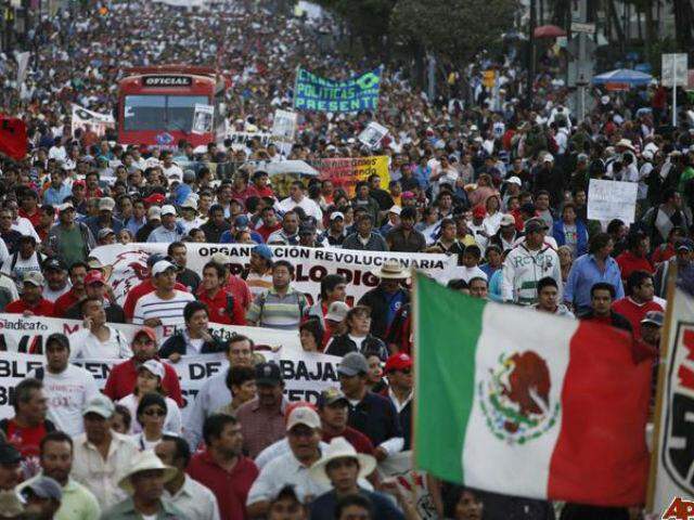Depois de ato com manifestantes mortos, professores voltam a protestar no México