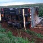 Motorista dorme e tomba caminhão com 37 toneladas de milho