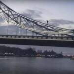 VÍDEO: Homem escala Tower Bridge, senta e fuma por duas horas