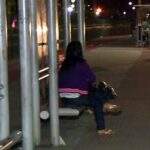 Ao descer de ônibus, jovem é seguida e assaltada em frente à residência