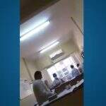 VÍDEO: paciente espera por medicação enquanto enfermeiros comem bolo