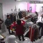 VÍDEO: trio distrai comerciante e furta roupas em loja no Centro de Dourados