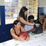 Mulheres albergadas recebem primeiras unidades de ‘bolsa solidária’