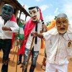 ‘Chiquitos’ mascarados dançam na Praça Bolívia em evento de Dia das Mães