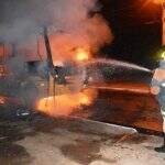 Dupla ateia fogo em ônibus escolar e veículo fica destruído