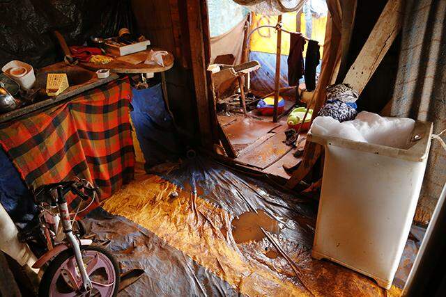 Com água nos barracos 2 dias após chuva, moradores de favela cobram loteamento da área