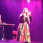 VÍDEO: Cantora Rosanah leva choque durante show em BH e cai no chão