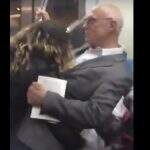 ‘Fã’ tieta Eduardo Suplicy no metrô, que ‘quase’ cai