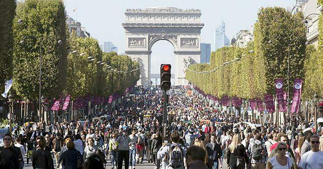 Avenida Champs-Elysée tem trânsito fechado para lazer de pedestres