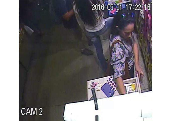 VÍDEO: mulher é flagrada furtando dinheiro em box do Mercadão Municipal