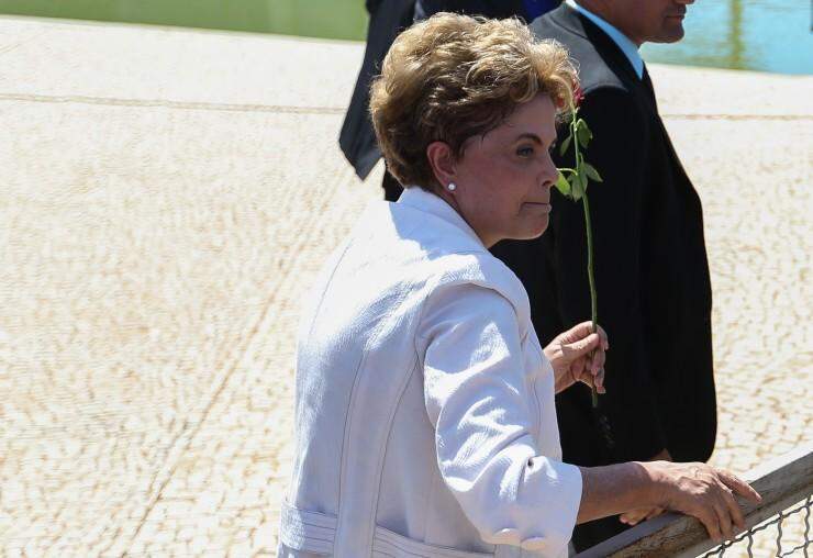 Antes de viagens para condenar ‘golpe’, Dilma vai a Porto Alegre nesta sexta