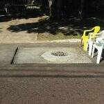 Empresa deixa ‘valeta’ no asfalto e moradores sinalizam com cadeiras