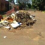 “Descaso total”: acúmulo de lixo atrapalha trânsito em vias da Capital