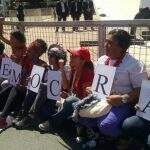 Mulheres se acorrentam às grades do Palácio do Planalto contra saída de Dilma