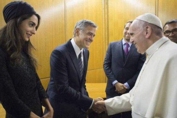 Francisco I condecora Richard Gere, Salma Hayek e George Clooney no Vaticano