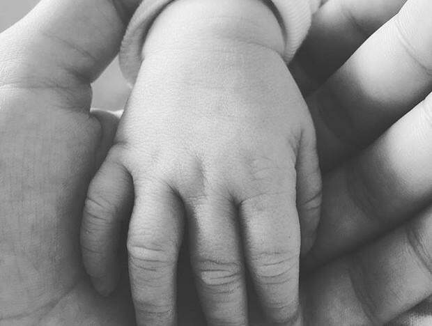 Sophie Charlotte mostra mãozinha do filho: ‘Otto nasceu cheio de saúde’
