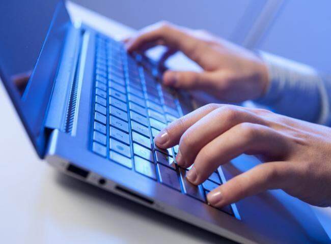 Mulher reconhece computador roubado em anúncio de site de vendas