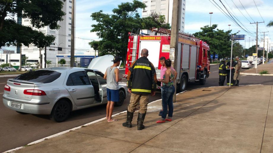 Colisão entre dois veículos na Afonso Pena provoca incêndio no motor de um deles