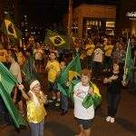 Com trator e caminhonetes manifestantes pró-impeachment fecham Afonso Pena