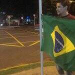 Estudante faz protesto solitário com bandeira na Afonso Pena