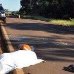 Mulher tropeça em meio fio e morre atropelada por caminhão em rodovia