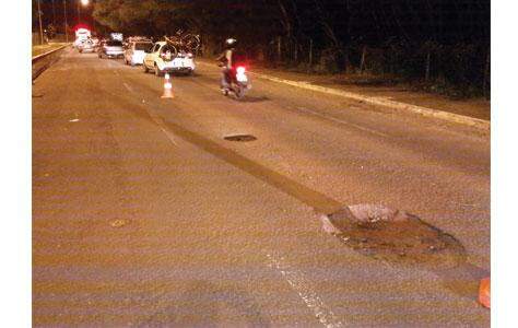 Motociclista fica ferido ao cair em buraco em avenida da Capital