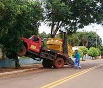 Caminhão para em árvore após ‘ficar em pé’ em avenida da Capital