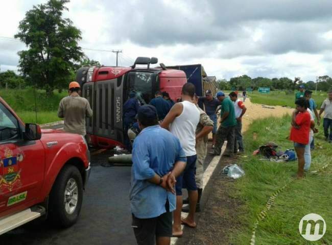 Morre motorista que tombou carreta carregada de arroz em casca na BR-419