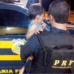 Policial consola criança assustada após o pai tentar furar barreira da PRF em MS