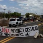 AGORA: manifestantes bloqueiam rodovia em MS para pedir impeachment