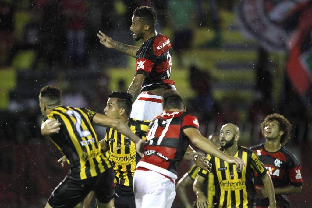 Flamengo leva gol de Pernão, perde para o Atlético Paranaense e flerta com crise