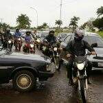 Acidente entre carro e moto na frente do Guanandizão deixa trânsito lento