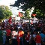 Apoiadores de Lula e Dilma protestam em frente à afiliada da Globo em MS