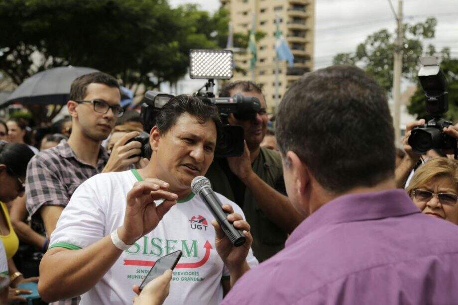 VÍDEO: secretário e sindicalista batem boca em protesto na Prefeitura