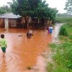 Chuva inunda aldeia e indígenas ameaçam bloquear rodovia