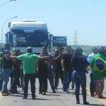 Manifestantes fecham BR-262 e congestionamento atinge 5 quilômetros