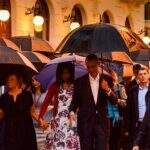 Mesmo com chuva, cubanos vão às ruas saudar Obama, durante visita a Havana Velha