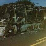 Ônibus da saúde com 26 passageiros fica destruído após pegar fogo na MS-436