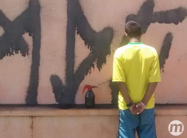 Jovem é preso após ser flagrado pichando bancos da Orla Morena