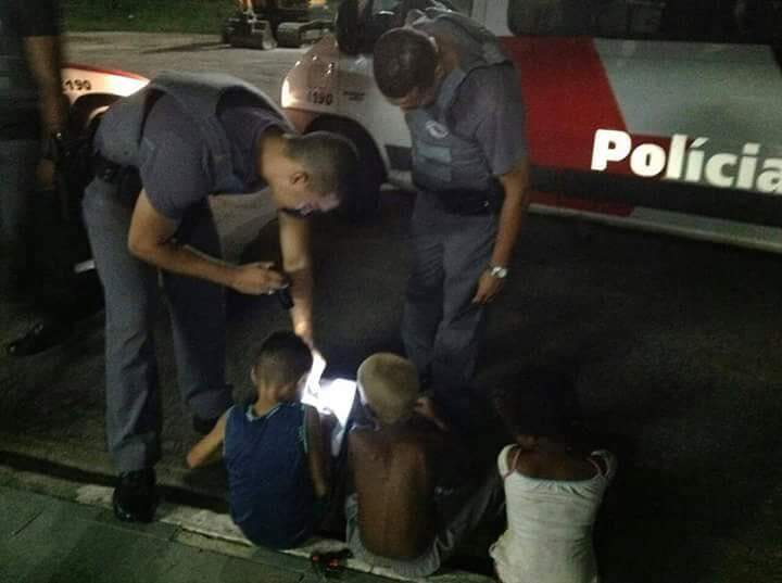 Policiais Militares ajudam menino a fazer lição de casa e foto viraliza na internet